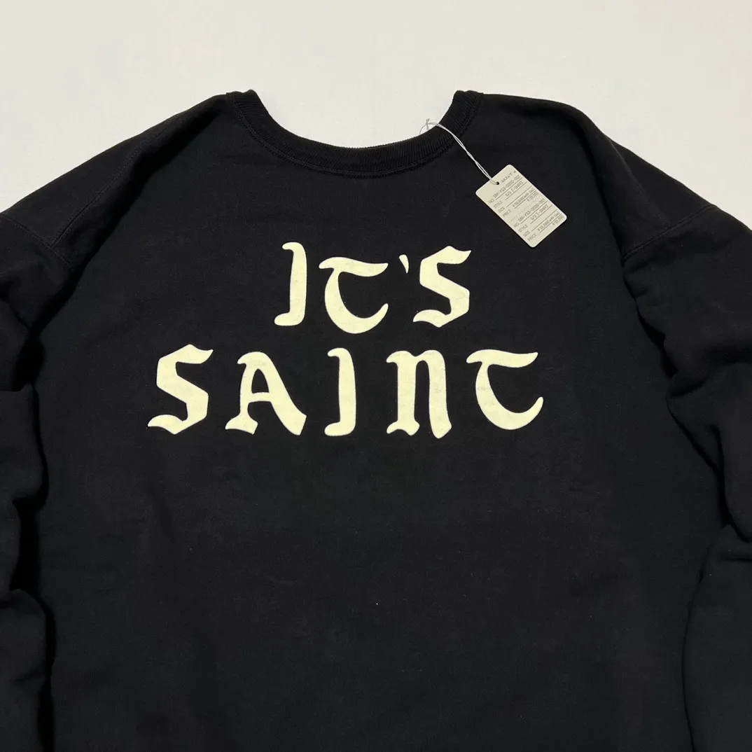 SAINT Mxxxxxx CREW SWT/IT'S SAINT/BLK Flocked SAINT sweatshirt Black S-XL ⚠️Note: This is flocking printing, not glue or crack paste. Don’t buy what you see in the picture. Short and loose fit. Both front and rear necklines are curved. Electrostatic flocking printing technology. Correct accessories. Fruit main mark/little angel anti-counterfeiting label.